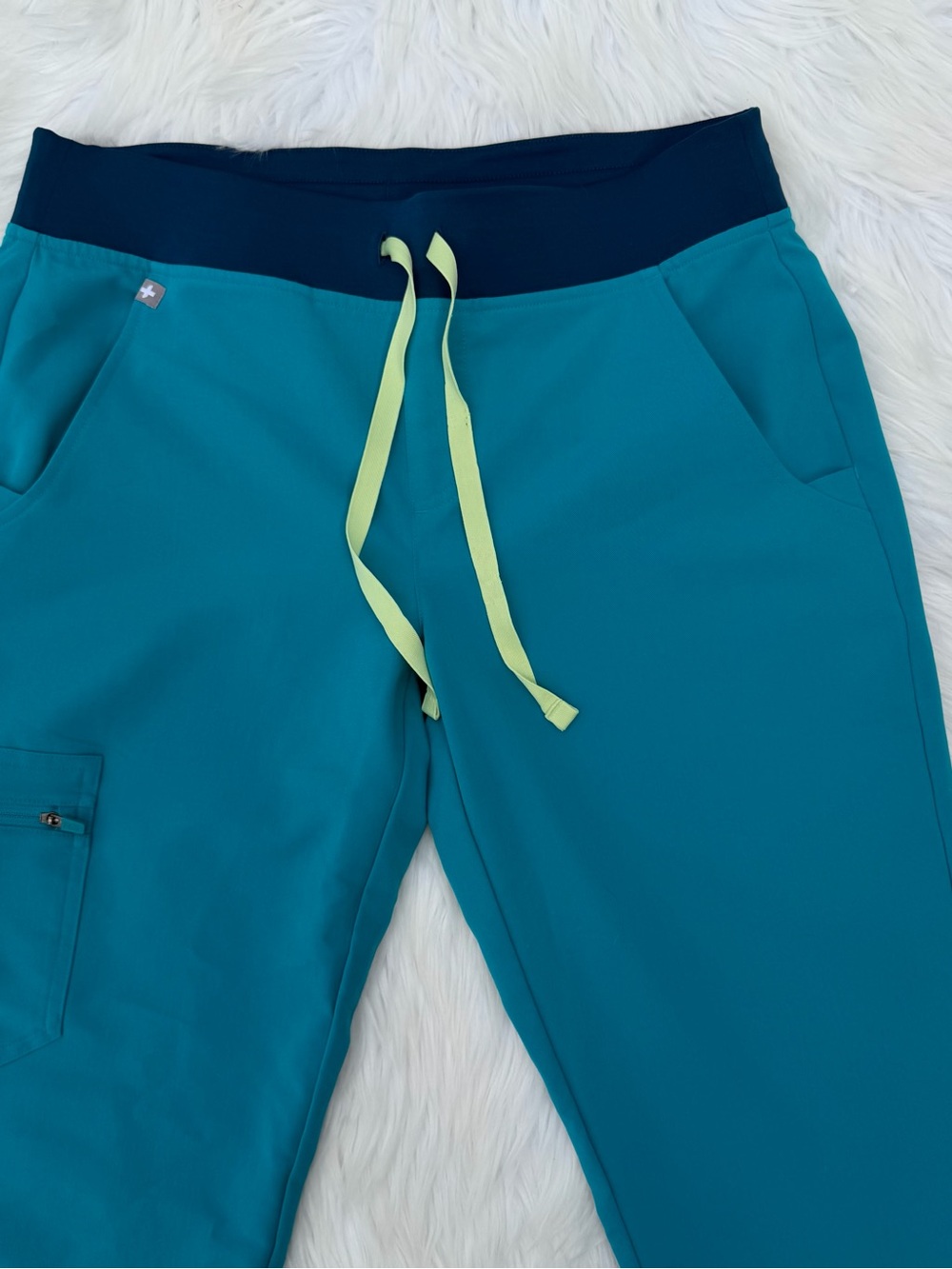 FIGS Catarina Scrub Top & Zamora Jogger Scrub Pant Set - Picture 9 of 12